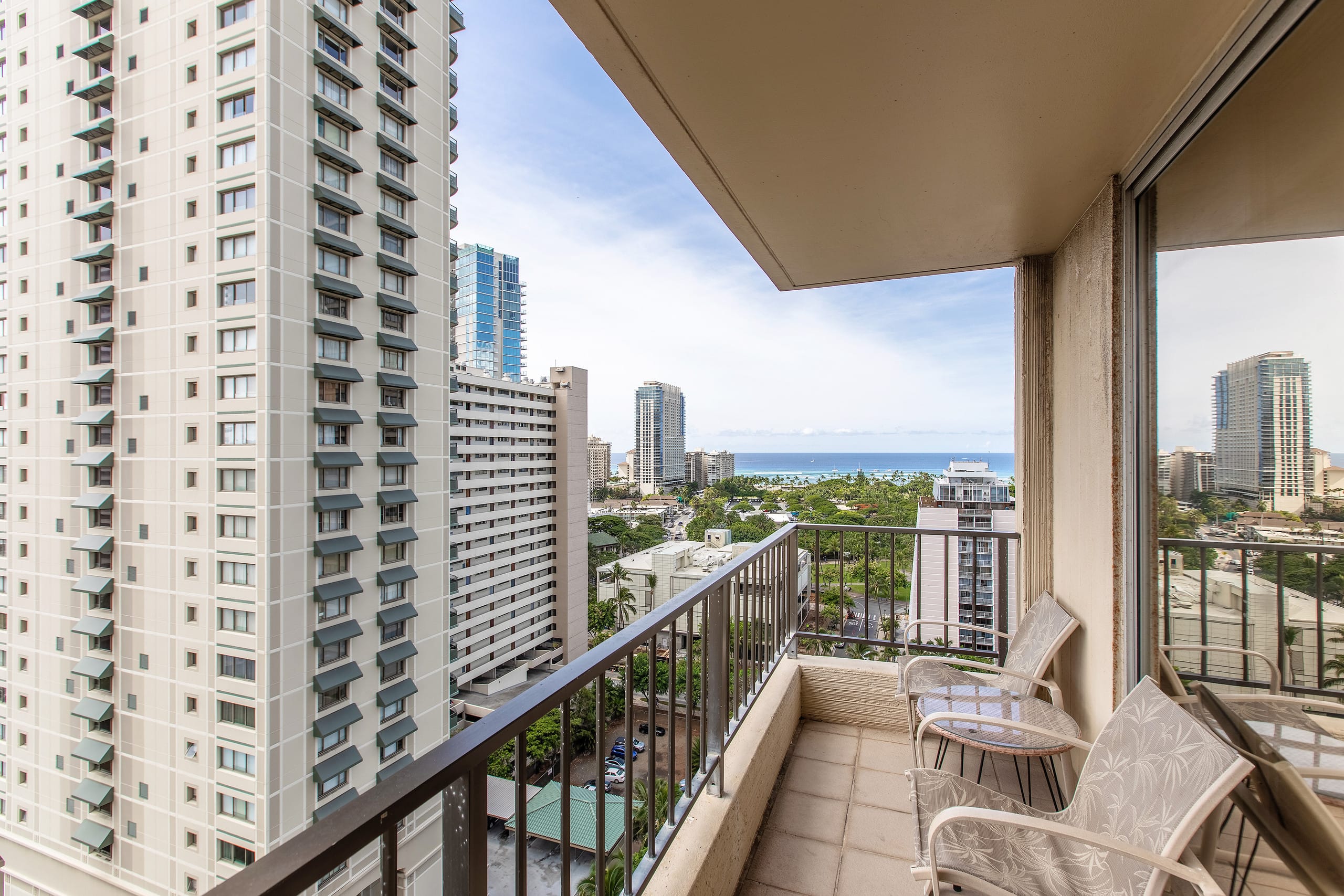 Condo in Honolulu · ★4.93 · 2 bedrooms · 4 beds · 2 baths - Image 19