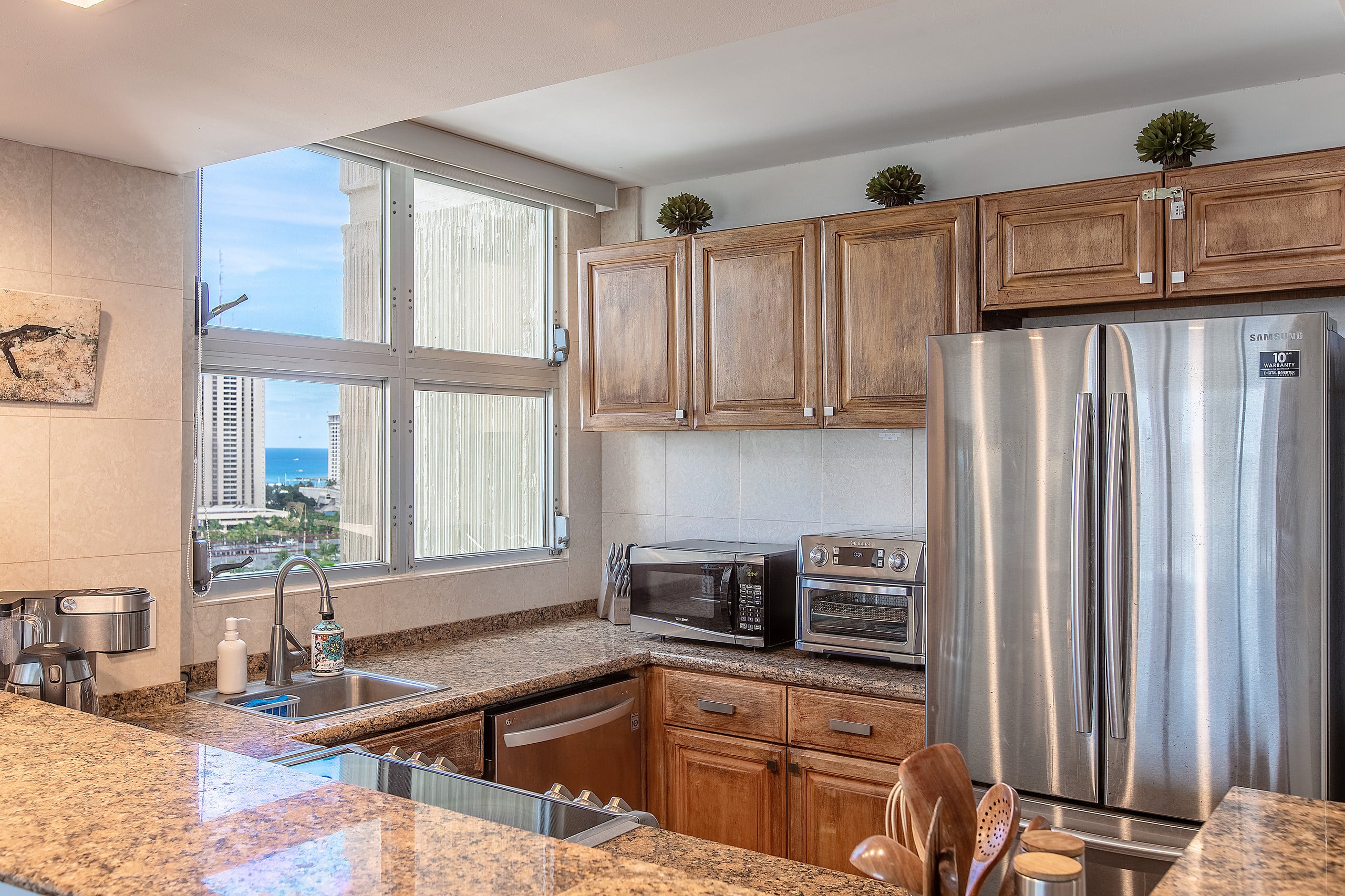 Condo in Honolulu · ★4.93 · 2 bedrooms · 4 beds · 2 baths - Image 7