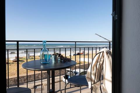 Tusa Bay. Enjoy the sea at 1BR house at the beach.