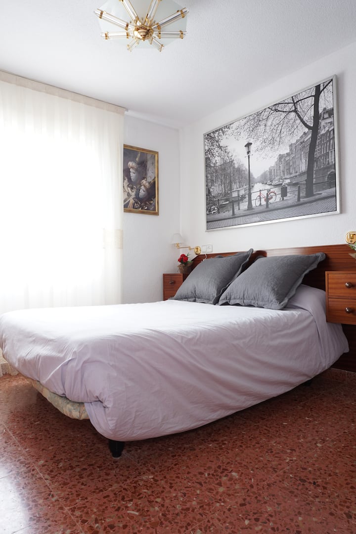 Главна спална соба со брачен кревет и паметен телевизор