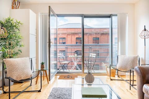 Luxury apartment in city centre with free parking