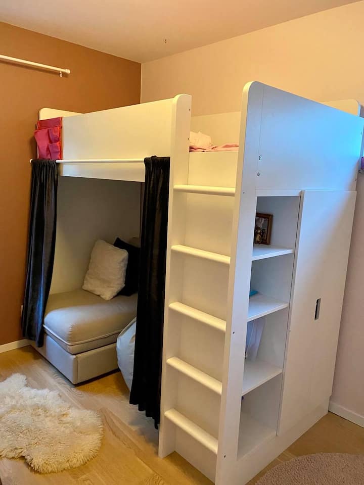 Loftová posteľ s rozkladacou pohovkou pod ňou. Dĺžka podkrovia max. 90 kg. 