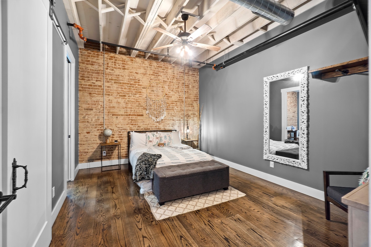 Oddýchnite si v našej štýlovej obývačke:

Historický šarm: pôsobivé odhalené tehly a originálne drevené podlahy.

Svetlé a vzdušné: vysoké stropy s veľkými priemyselnými oknami.

Moderné pohodlie: útulné posedenie, televízor s plochou obrazovkou a stropné ventilátory.