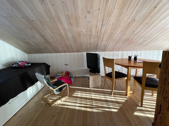 Горен етаж. Легло, телевизор с DVD и маса със столове за игри и общуване