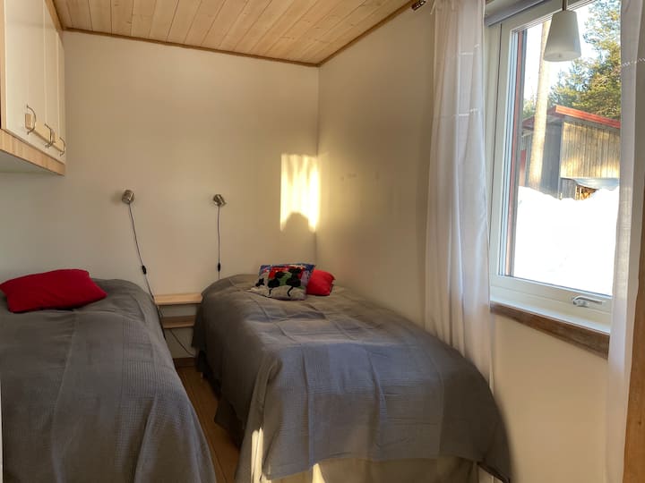 Лилавата спалня на долното ниво