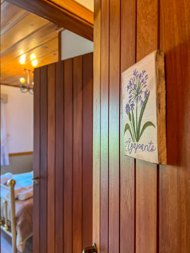 جناح أغابانتو: سرير كبير واحد.
أوبس: جناح مع غرفة أوركيد. مثالية للعائلات التي لديها أطفال.