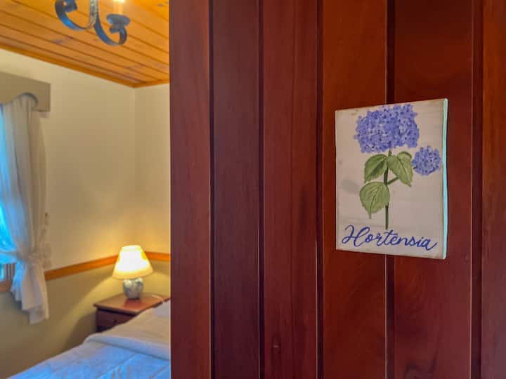 جناح كوبية:
سرير كبير واحد.