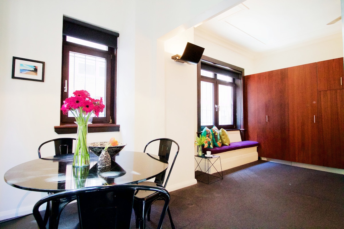 Popular Airbnb listing: Classic Art-Deco Studio - Potts Point in Potts Point