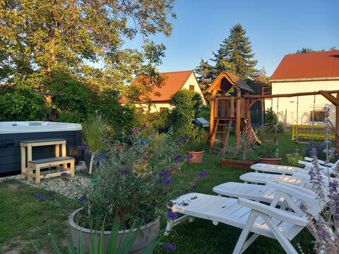 Agnes' Vineyard, Holiday home w jacuzzi/playground