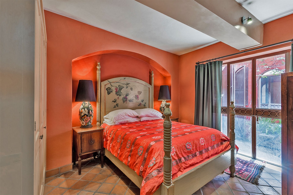 חדר יפה עם מיטה בגודל קווין סייז.
פטיו ומכונת/מייבש כביסה ממש ליד חדר השינה