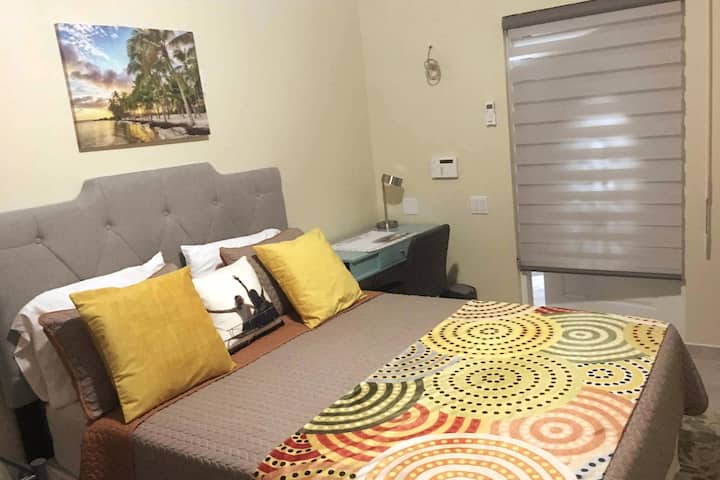 Estudio con cómoda cama de dos plazas, espacio de trabajo y entrada propia.