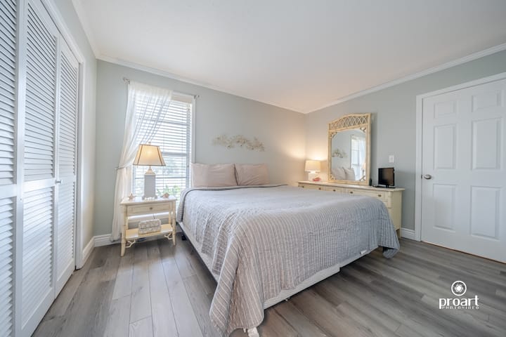 Chumba cha kulala kilicho na kitanda cha ukubwa wa King