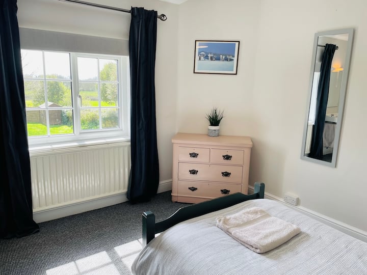 Twin bedroom