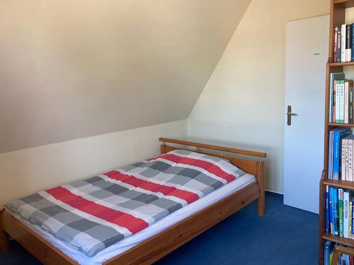 Schlafzimmer 1 mit Doppelbett (140x200) ...