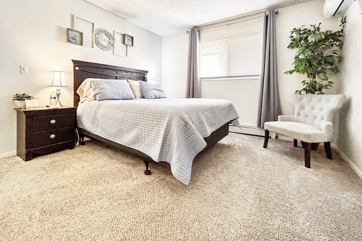 Mwonekano wa chumba kikuu cha kulala ambacho pia kina matembezi makubwa kwenye kabati.