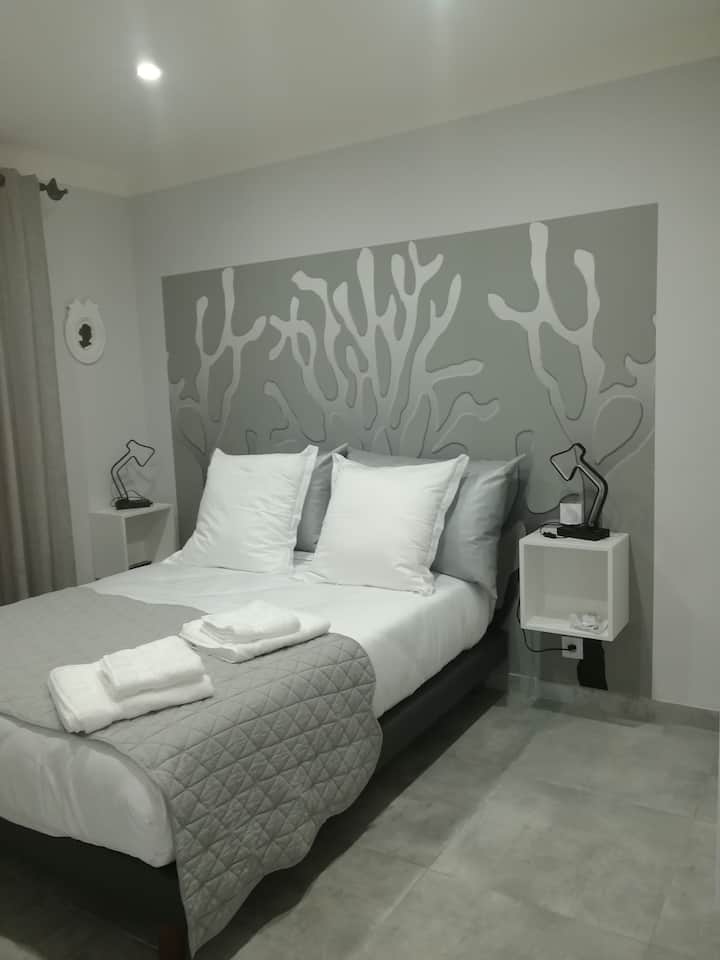 Piso: Suite con ropa de cama completa de 140 cm , armario  y baño.