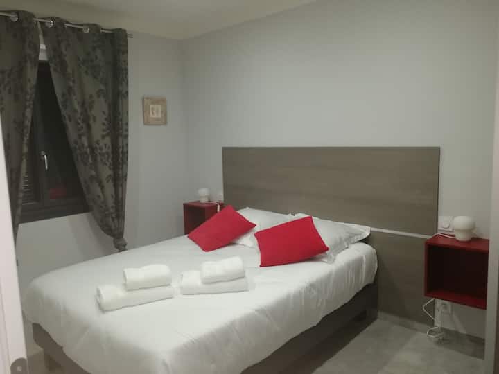 Piso: Habitación roja con ropa de cama completa de 140 cm y armario