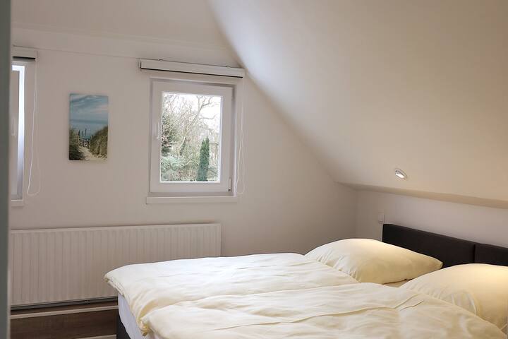 Chumba cha kulala 1 
(chumba cha kulala cha wazazi)
na TV