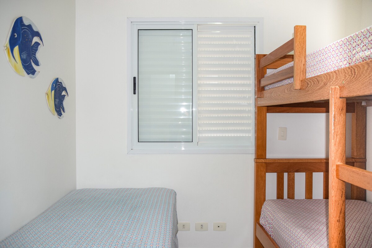 غرفة نوم متوسطة بسرير بطابقين وسرير مفرد 