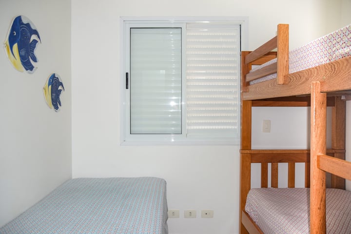 Habitación del medio con litera y 1 cama individual.