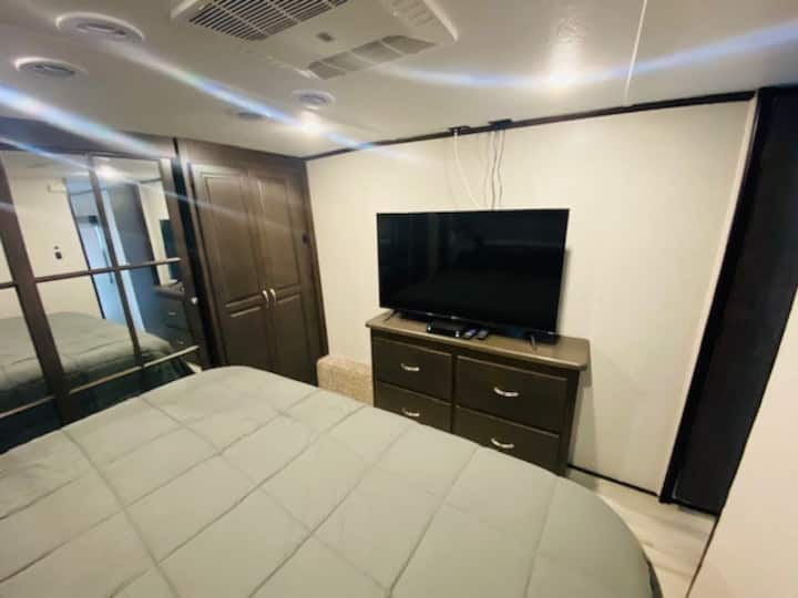 50 بوصة. تلفزيون روكو مع صندوق كابل طيفي للاستخدام في غرفة النوم الرئيسية.