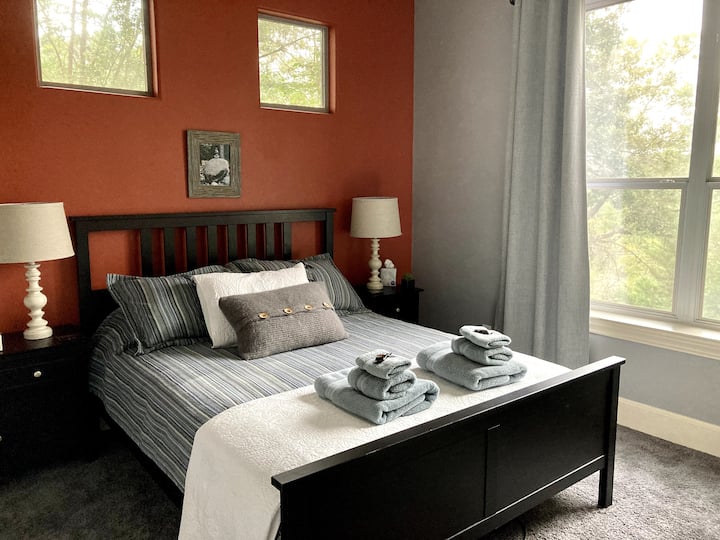 เตียงควีนไซส์ในห้องนอนที่สอง