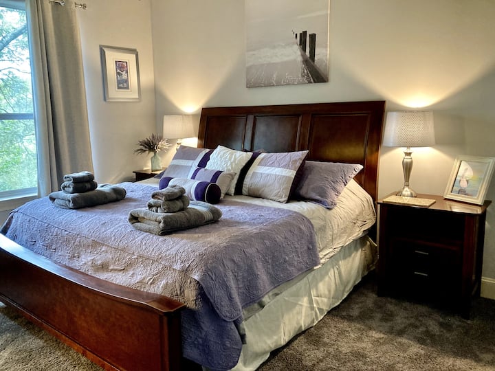 ห้องนอนคิงไซส์แล้วก็ห้องน้ำ
