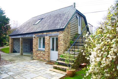 The Boatstore unique Roseland cottage with seaview