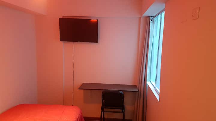 Imate pametni telefon s Netflixom u svojoj sobi, zavjese za zamračivanje i radni stol.
