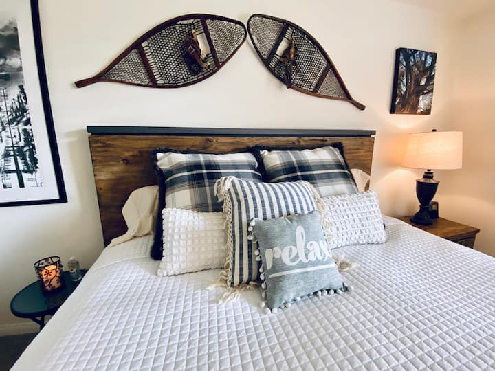 Unten Hauptschlafzimmer mit bequemer Matratze und neuen Möbeln.  Und Smart-TV!