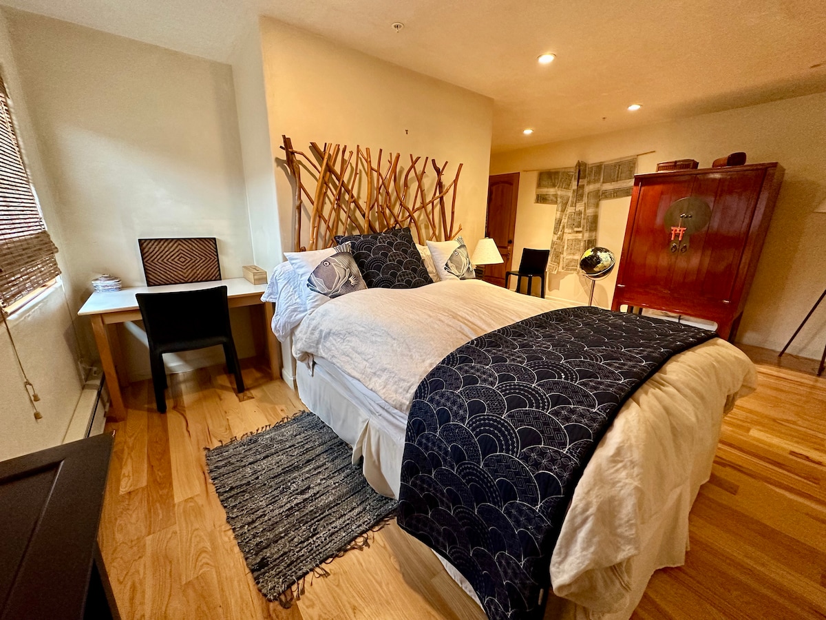 Guest Wing:  Downstairs suite with bathroom en suite. Queen bed, Sealy PosturePedic mattress. Linen cover on down comforter.  600-thread count 100% cotton sheets.  Closet. Small desk with leather Bellini chair. 