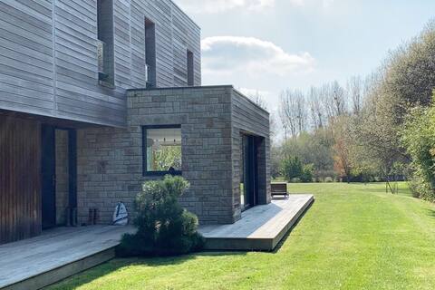 Refined beachfront villa, large garden, 10 pers.