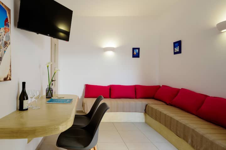 客厅配有桌子、带Netflix和沙发床的电视