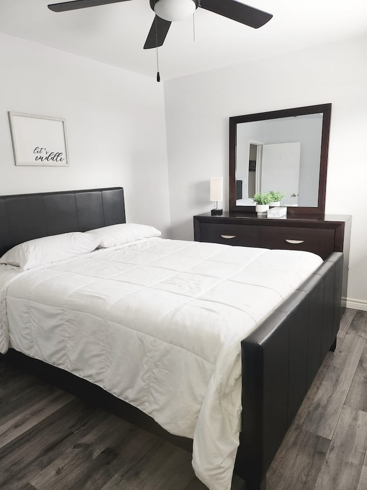 2/4 chambres.

Grande chambre avec un lit queen.