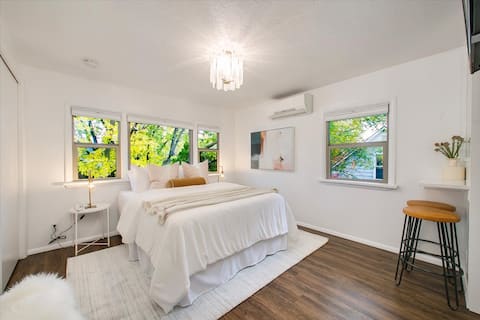 Newly Remodeled-Romantic Downtown Studio w/Hot Tub