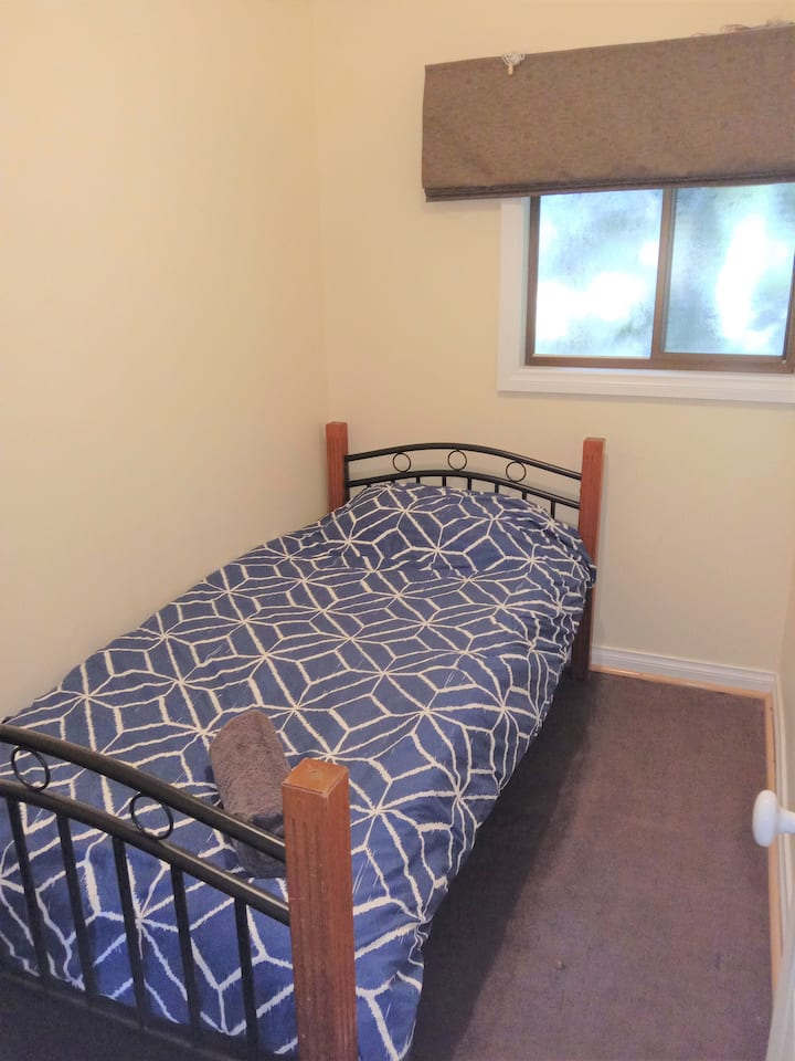 غرفة نوم 4 بسرير واحد.