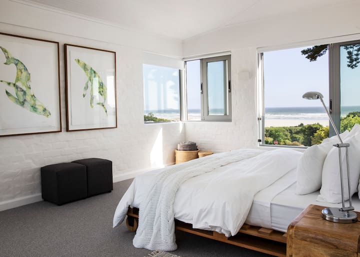 Wake up with stunning sea and mountain views surrounding you. Mai bedroom with 180'sea and mountain views. 