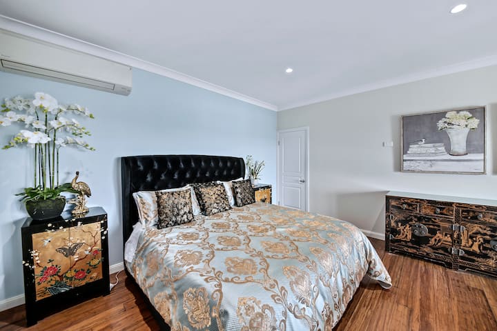 Chumba cha 3 cha kulala.
Chukua mandhari ya ziwa na kahawa ya asubuhi kupitia milango inayoteleza, ambayo inafunguliwa kwa viti vya starehe vya alfresco.