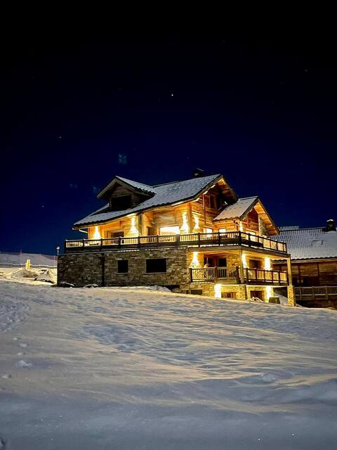 Chalet 5* 335m2, on the slopes, pool & cinema
