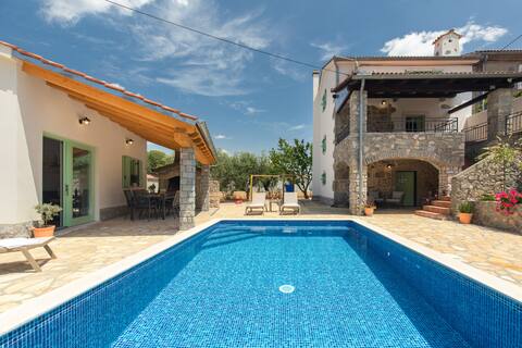 Beautiful stone house IVA with heated pool