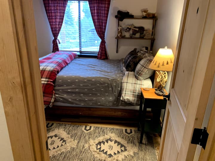 מיטה בגודל מלא עם משרד קטן.