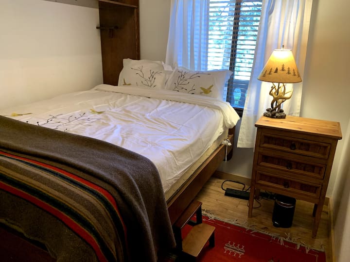 מיטת קווין מרפי (גבוהה) יכולה להפוך לשולחן עבודה גדול.