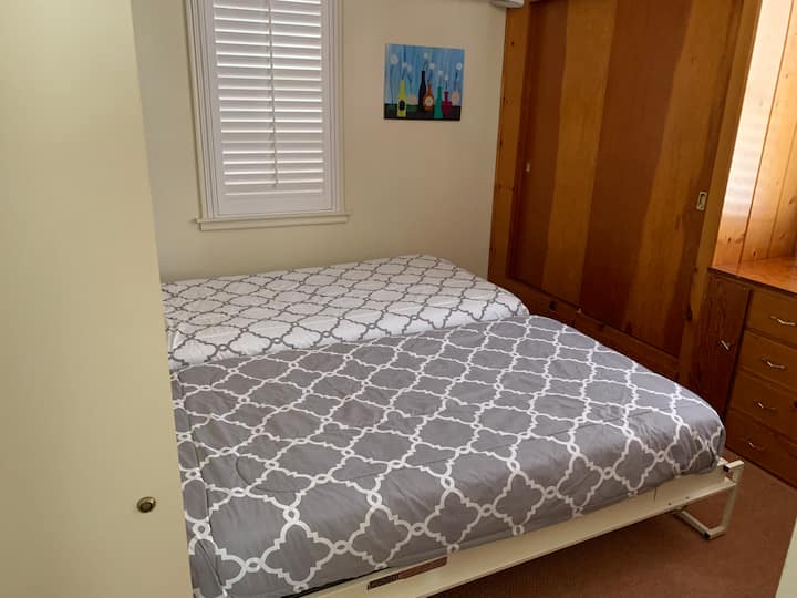 Dormitorio trasero en la planta superior - camas individuales Murphy