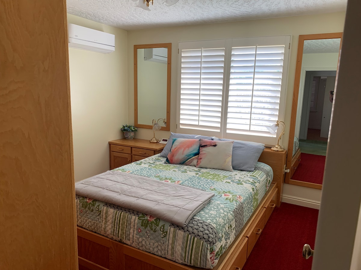 Предна спалня на горния етаж - двойно легло с контрол на климата