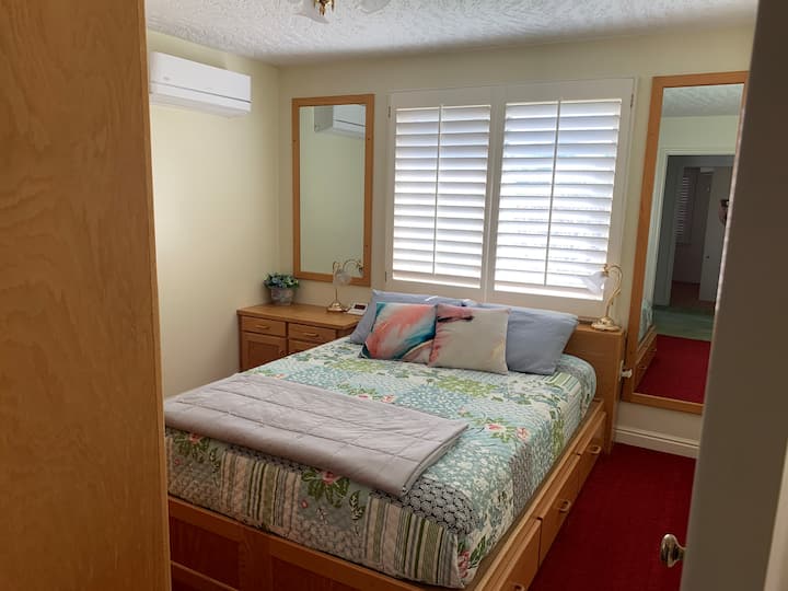 Dormitorio delantero en la planta superior - Cama tamaño queen con climatización