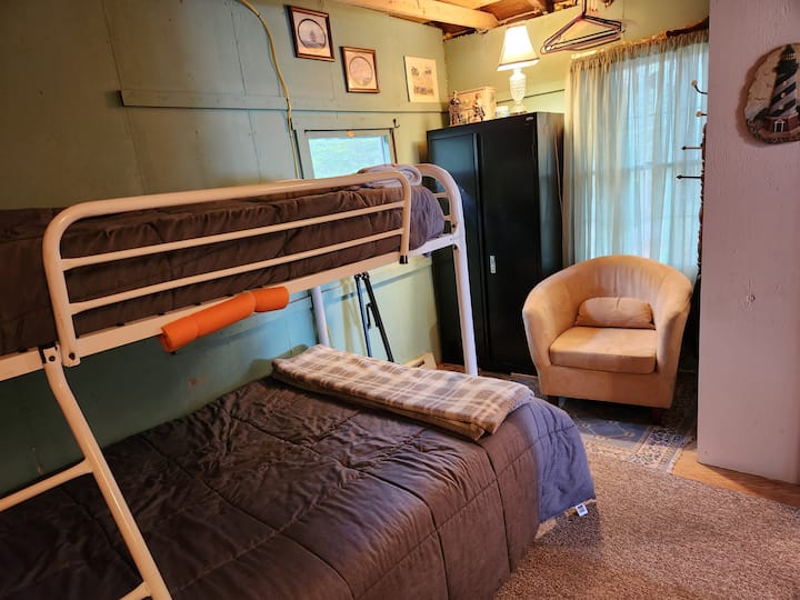 ห้องนอนสองชั้นอยู่ด้านบนมีเตียงคู่อยู่ด้านล่างตู้เสื้อผ้า 