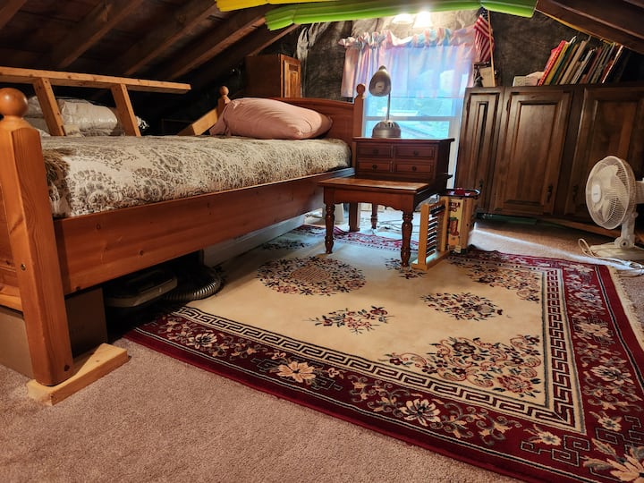 ห้องใต้หลังคาพร้อมเตียงแฝดและห้องสำหรับถุงนอน