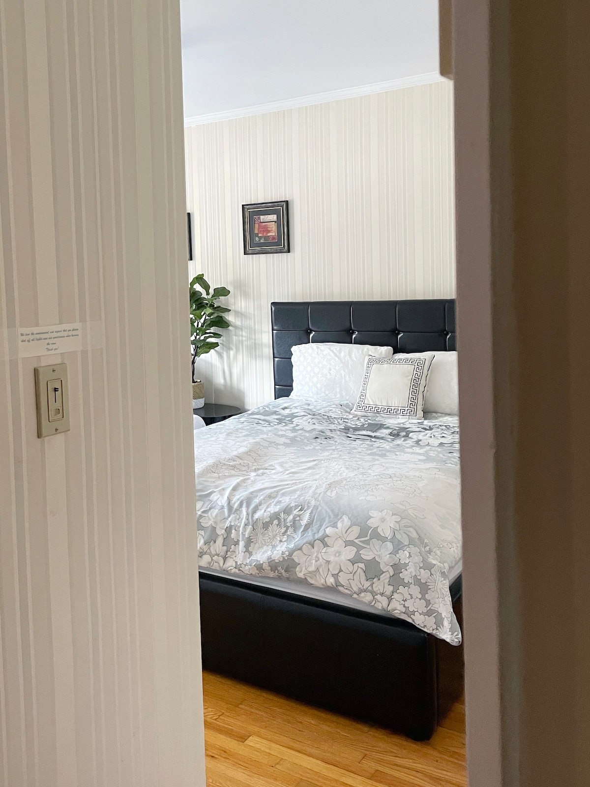 Спална соба бр. 2: удобен брачен кревет со две ноќни шкафчиња, две гардеробери и плакар. 