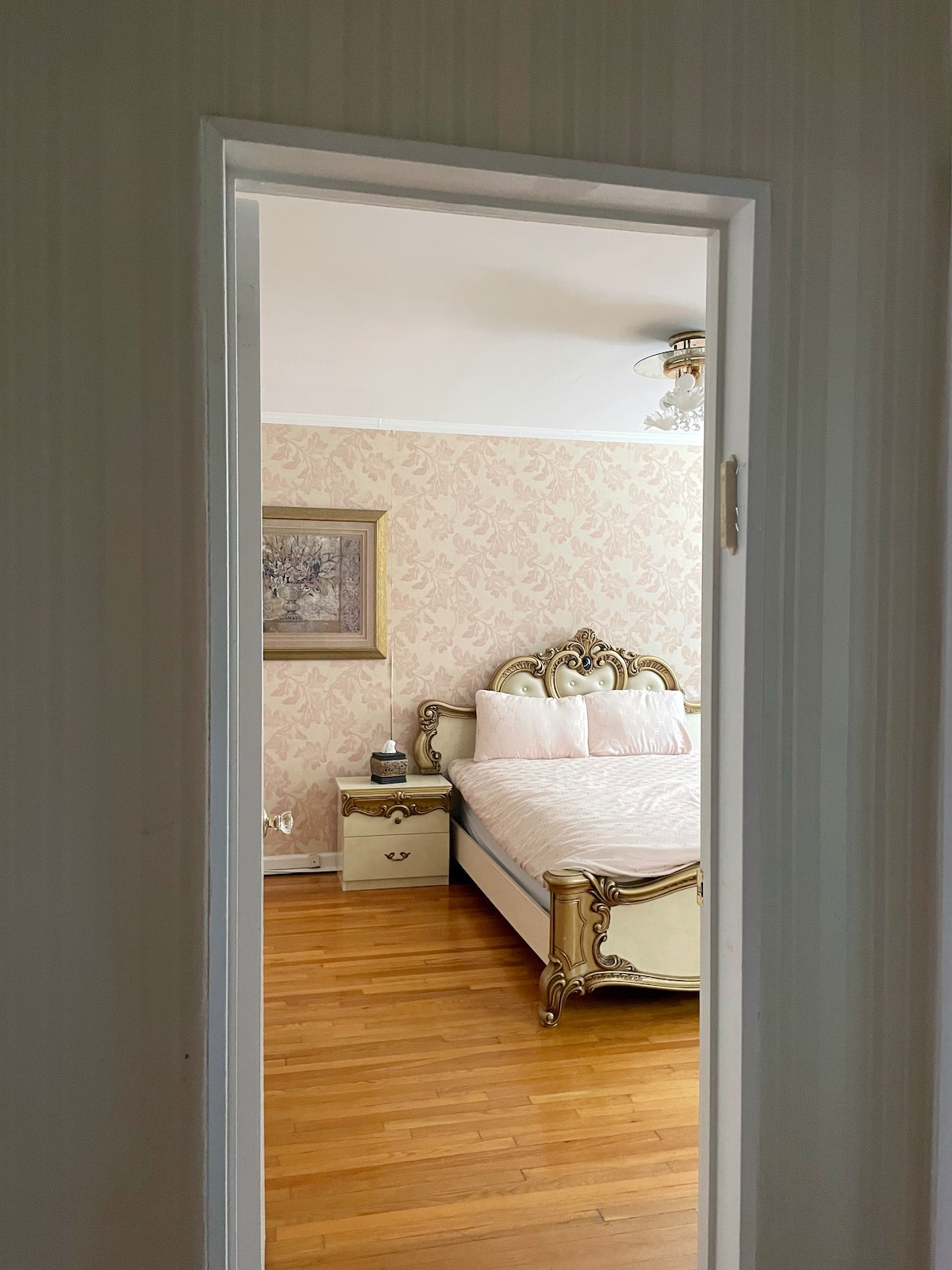 Спална соба бр. 1: главна спална соба со гардеробер, огледален плакар и биро