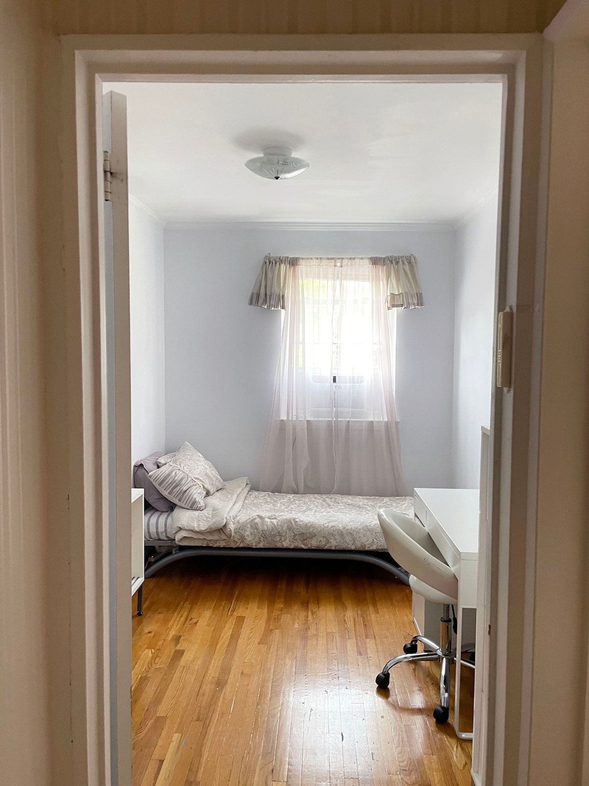 Спална соба бр. 3: најмала соба, која може да се користи како спална соба или канцеларија. Двоен футон кревет, биро, гардеробер и кубиња. Исто така, има и детско креветче за бебиња. 